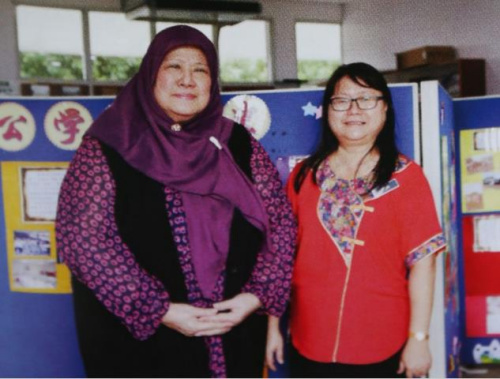 莎莉娜(左)在直落甘望中華公學(xué)五年級(jí)時(shí)轉(zhuǎn)校，但她時(shí)而也會(huì)重返小學(xué)探望師長(zhǎng)們。右者為現(xiàn)任直落甘望中華公學(xué)校長(zhǎng)許秀蘭。