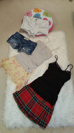 細肩帶、超短褲、短裙，雖然是青少女的最愛，但卻是一些學校的禁忌。(美國《世界日報》/黃惠玲 攝)