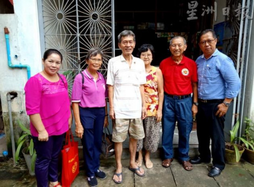 太平埠南僑機工劉春泉兒子劉振忠夫婦(左三、四)，及機工二代何秀美(左一)與劉道南夫婦等合影。(圖片來源：馬來西亞《星洲日報》)