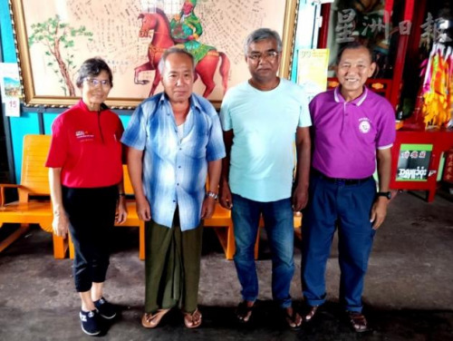 劉道南盧觀英夫婦訪問機工符福錦兒子符和平與胡天木兒子胡丁華(右一)。(圖片來源：馬來西亞《星洲日報》)