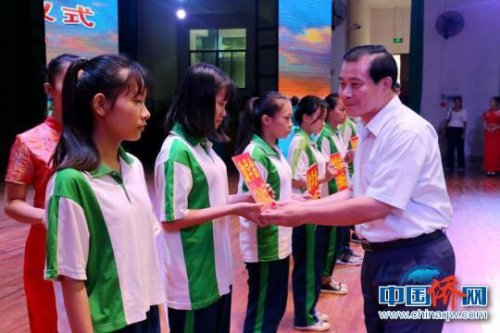 現(xiàn)場為受助貧困大學(xué)生頒發(fā)助學(xué)金?！堒缫?攝