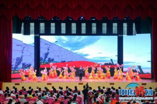 圖為捐資助學(xué)活動(dòng)儀式現(xiàn)場文藝演出?！堒缫?攝