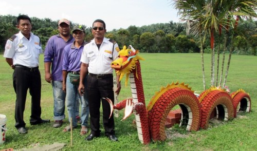 沙比安（右起）、阿都拉、阿茲曼和山蘇利與他們精心制作的龍模型。（馬來西亞《星洲日報》）