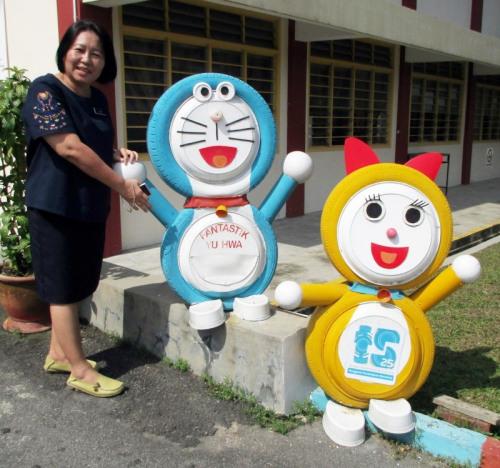 陳秀珍：校門口顯眼的小叮當造型，書寫別具意義的標語。（馬來西亞《星洲日報》）