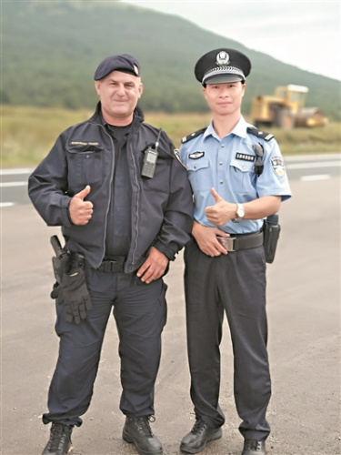 黎倍君與克羅地亞警察合影。