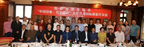 座談會后，僑界代表與重慶代表團(tuán)成員合影。