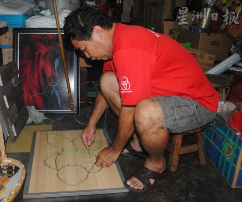 張瑞清看好今年中秋節(jié)傳統(tǒng)燈籠市場(chǎng)，決定多做一些燈籠應(yīng)節(jié)。（馬來(lái)西亞《星洲日?qǐng)?bào)》）