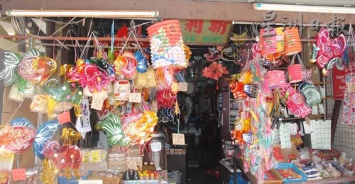 中秋節(jié)快到了，各式各樣的傳統(tǒng)玻璃彩紙燈籠上架，反應(yīng)熱烈。（馬來(lái)西亞《星洲日?qǐng)?bào)》）