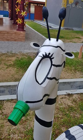 洗衣液的塑料瓶變身成長頸鹿。（馬來西亞《星洲日報(bào)》）