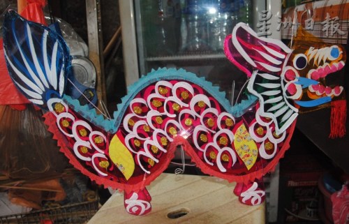 這款龍形傳統(tǒng)玻璃彩紙燈籠，已傳承至少半個(gè)世紀(jì)。（馬來(lái)西亞《星洲日?qǐng)?bào)》）