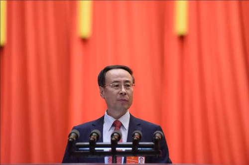 圖為大會(huì)主席團(tuán)常務(wù)主席萬立駿作工作報(bào)告。(中國僑聯(lián)供圖)