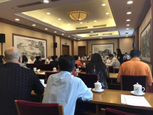 圖為廣東省代表團(tuán)會(huì)議期間進(jìn)行分組討論。<a target='_blank' >中新社</a>記者 周乾憲 攝