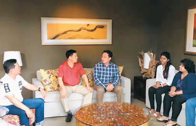 　圖為李前華(中)在科倫坡與廣西商務(wù)廳考察團(tuán)成員討論斯里蘭卡寶石資源的開發(fā)合作事宜。 照片由李前華本人提供