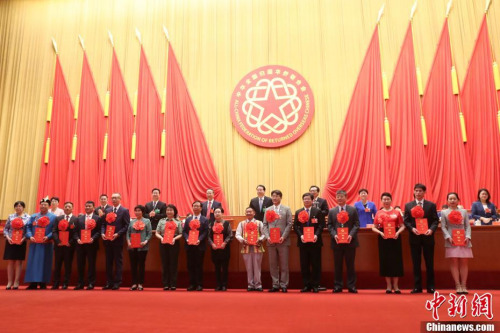 8月29日，第十次全國(guó)歸僑僑眷代表大會(huì)在北京人民大會(huì)堂開幕。會(huì)上宣讀了《中國(guó)僑聯(lián)、國(guó)務(wù)院僑辦關(guān)于表彰中國(guó)僑界杰出人物和全國(guó)歸僑僑眷先進(jìn)個(gè)人的決定》《人力資源社會(huì)保障部、中國(guó)僑聯(lián)關(guān)于表彰全國(guó)僑聯(lián)系統(tǒng)先進(jìn)集體和先進(jìn)工作者的決定》《中國(guó)僑聯(lián)關(guān)于表彰全國(guó)僑聯(lián)系統(tǒng)先進(jìn)組織和先進(jìn)個(gè)人的決定》，并為獲獎(jiǎng)單位和個(gè)人頒獎(jiǎng)。<a target='_blank' >中新社</a>記者 盛佳鵬 攝