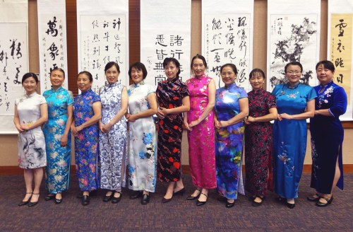 長(zhǎng)城中文學(xué)校歌舞團(tuán)表演旗袍秀(《中美郵報(bào)》) 長(zhǎng)城中文學(xué)校歌舞團(tuán)表演旗袍秀(《中美郵報(bào)》)