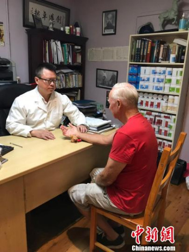 悉尼華人中醫(yī)方山在給病人診脈。　陶社蘭　攝