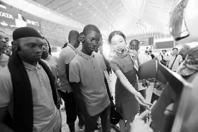 　　近日，在中國鐵建中土集團(tuán)協(xié)助下，尼日利亞交通部首批60名公派留學(xué)生進(jìn)入長安大學(xué)和中南大學(xué)，學(xué)習(xí)土木工程和交通運(yùn)輸專業(yè)知識(shí)。圖為8月29日，留學(xué)生們在參觀亞洲最大高鐵站西安北站。閆浩 攝