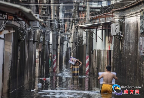 9月2日，司馬浦鎮(zhèn)司五村，居民向外搬出家里物資。南方網(wǎng)全媒體記者 張由瓊 實習(xí)生 徐杰 攝