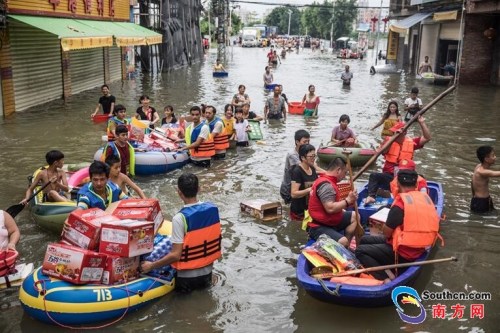 9月2日，陳店鎮(zhèn)受災(zāi)地區(qū)，救援隊給受災(zāi)群眾運送物資。南方網(wǎng)全媒體記者 張由瓊 實習(xí)生 徐杰 攝