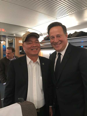 巴拿馬共和國(guó)總統(tǒng)胡安•卡洛斯•巴雷拉•羅德里格斯(Juan Carlos Varela Rodríguez) 和黃偉文在北京開往上海的高鐵上合影