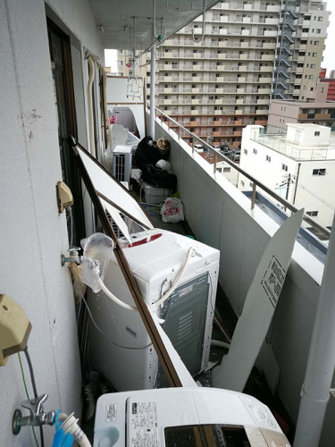 強(qiáng)烈的臺風(fēng)將宋先生家陽臺上用于災(zāi)害和逃難用的隔板損壞，原本被三家住戶隔斷的陽臺也被臺風(fēng)打通。受訪者供圖