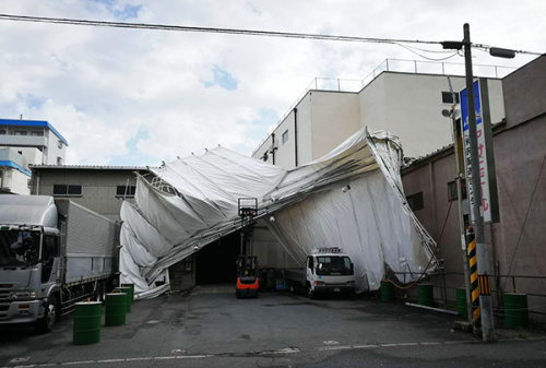 宋先生家附近一些建筑物因?yàn)榕_風(fēng)“飛燕”受到不同程度的破壞。受訪者供圖