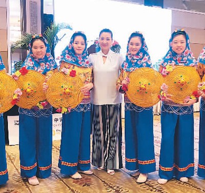 　圖為何佩蘭(中)與她的舞蹈學(xué)生合影。 　(照片由何佩蘭提供)