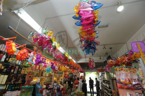 燈籠比月餅好賣，以卡通動(dòng)物造型最受孩童歡迎。