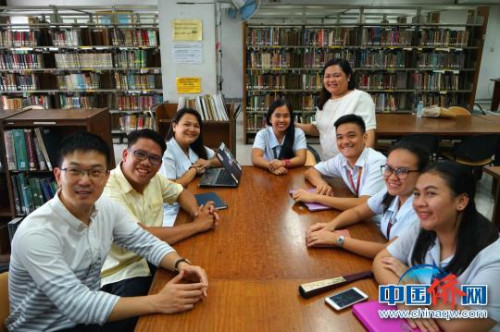 獲得“中國大使獎學(xué)金”最多的是菲律賓師范大學(xué)，已經(jīng)有120位學(xué)子獲得獎助。圖為師生們和中國駐菲大使館工作人員在一起?！￡P(guān)向東 攝