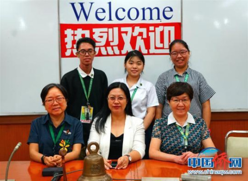 獲獎學(xué)生與中國駐菲大使館工作人員合影留念?！￡P(guān)向東 攝