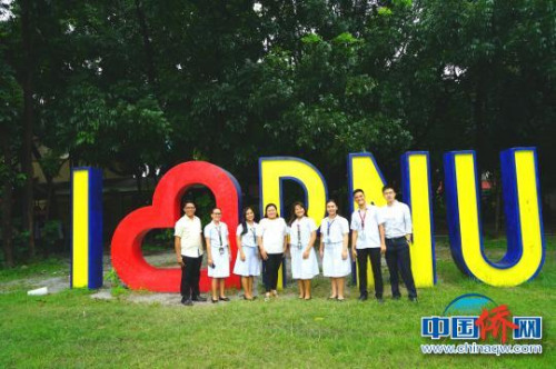 獲獎學(xué)生與中國駐菲大使館工作人員合影留念?！￡P(guān)向東 攝