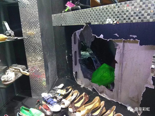 華人店鋪木質(zhì)隔墻被砸了一個大洞（南非彩虹微信公眾號）
