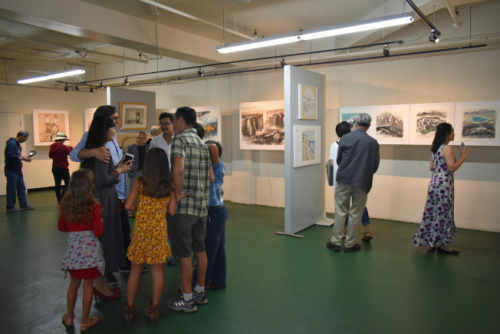 9日開幕當(dāng)天吸引了不少藝術(shù)愛好者到場(chǎng)參觀。(美國(guó)《世界日?qǐng)?bào)》/黃少華 攝)