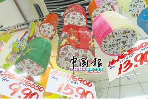 傳統(tǒng)紙燈籠雖然現(xiàn)今已較少人購(gòu)買，不過(guò)在中秋晚會(huì)上都會(huì)看見(jiàn)它的蹤跡。（馬來(lái)西亞《中國(guó)報(bào)》）