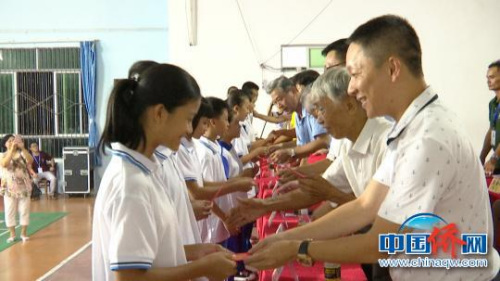 僑界愛心人士為學(xué)生頒發(fā)獎金?！》自?攝