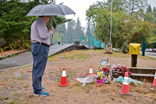 曾向警方提供信息的中國公民Jack，周一（9月10日）在中央公園悼念小雨。（加拿大《星島日?qǐng)?bào)》/王學(xué)文 攝）