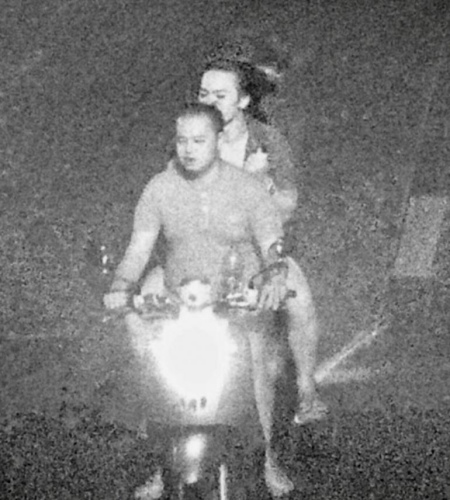 監(jiān)控錄像拍下嫌犯載著邱先生。（泰國《世界日報》）