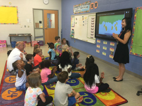 東點校長邦茲(左一)身體力行，要求學校領導團隊全部下到教學一線，未來幾年都將重點放在教學。(美國《世界日報》/李君蘭 攝)