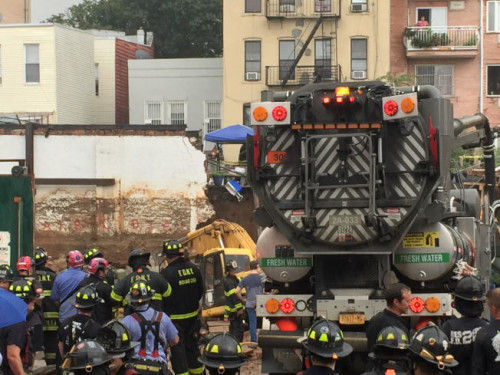 消防局動用搶險工程車進(jìn)行搜救。(記者顏潔恩/攝影)