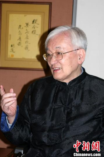 資料圖：2004年春，沈君山在新竹家中接受<a target='_blank' >中新社</a>駐點(diǎn)記者采訪。<a target='_blank' >中新社</a>記者 董會(huì)峰 攝