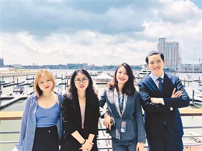 暑期課程專為剛來(lái)美國(guó)的留學(xué)生開(kāi)設(shè)，為期一個(gè)月，目的是增強(qiáng)留學(xué)生英語(yǔ)口語(yǔ)能力、了解當(dāng)?shù)匚幕?。圖為王子珺(左二)參加暑期課程時(shí)與學(xué)員合影。