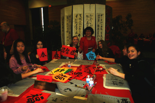 學(xué)生學(xué)習(xí)和了解中國(guó)書法。(美國(guó)《世界日?qǐng)?bào)》檔案照)