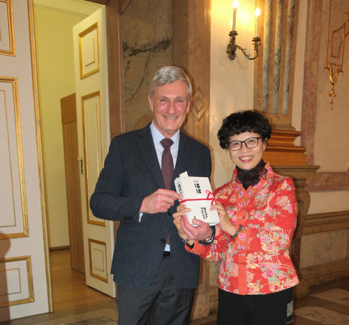 本文作者給奧地利薩爾茨堡市長贈書。