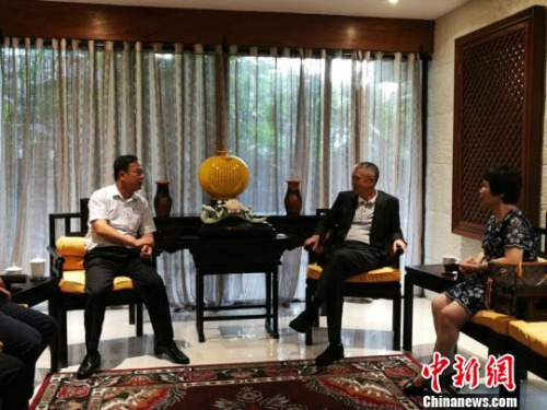 許明良(右)與湄洲媽祖祖廟人士暢敘媽祖情緣。林群華攝