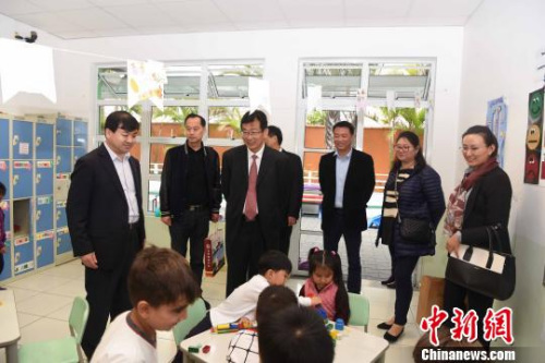 圖為巴西圣保羅華僑天主堂學(xué)校校長肖思佳(左一)陪同中國師院訪問團參觀學(xué)校。　莫成雄 攝