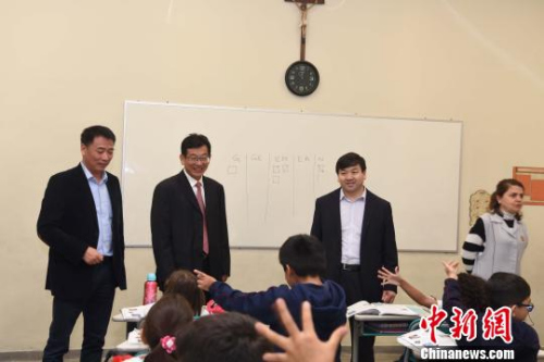 圖為巴西圣保羅華僑天主堂學(xué)校校長肖思佳(左三)陪同中國師院訪問團參觀學(xué)校?！∧尚?攝