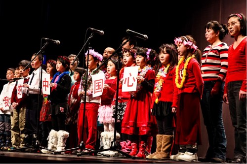 欣華中文學校春節(jié)聯(lián)歡會少兒節(jié)目，2014年(常壽德 供圖)