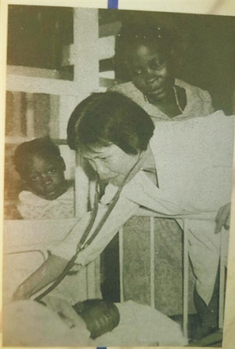 陳桂芳援非時在給病人診治。