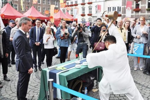 大茶壺表演吸引民眾圍觀。