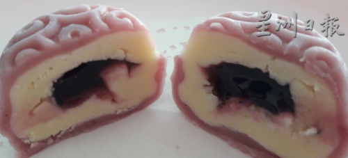 流沙月餅口感非常獨(dú)特，咬下去時(shí)餡料就像泉水一樣涌入口中。（馬來西亞《星洲日報(bào)》）